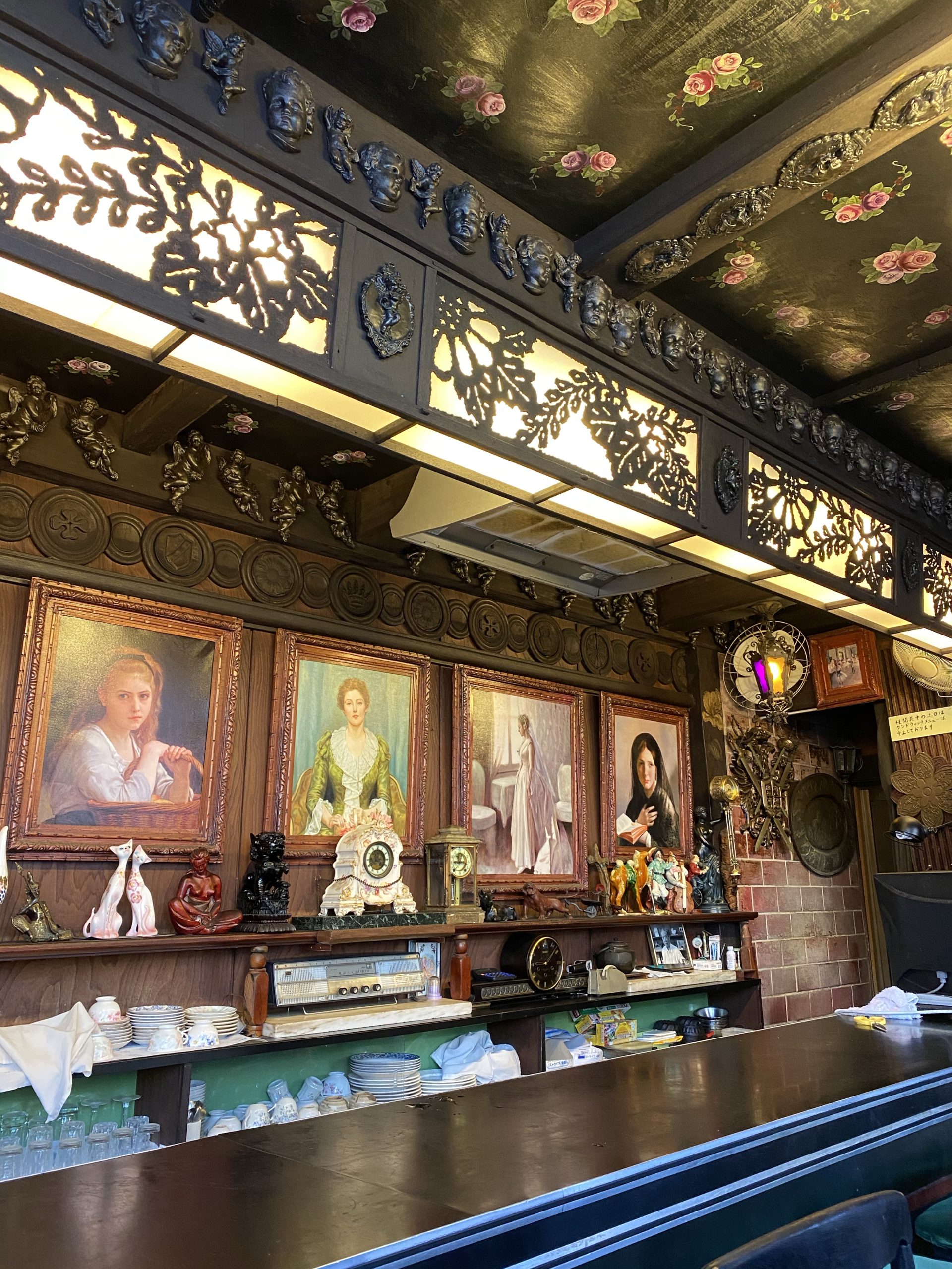 向島の人気純喫茶「カド」の店内画像